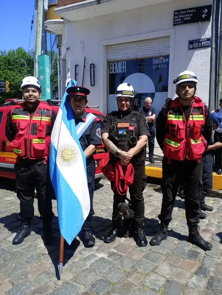 Integrantes de cuerpos de emergencia participando de una actividad pública en La Boca